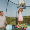 Malá dívka si hraje s míčky na trampolíně Springfree