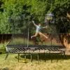 Chlapec bláznivě skáče na trampolíně Springfree