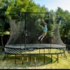 Chlapec smečuje do basketbalového koše na Springfree trampolíně
