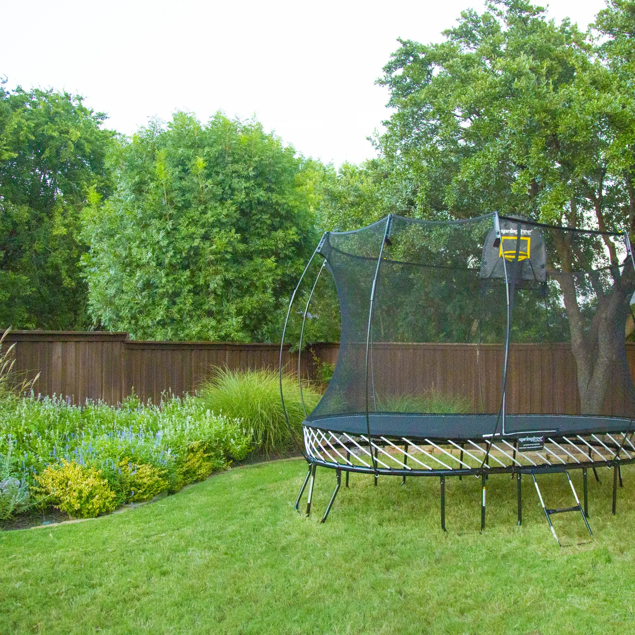 Trampolína Springfree Large Oval O92 na zahradě