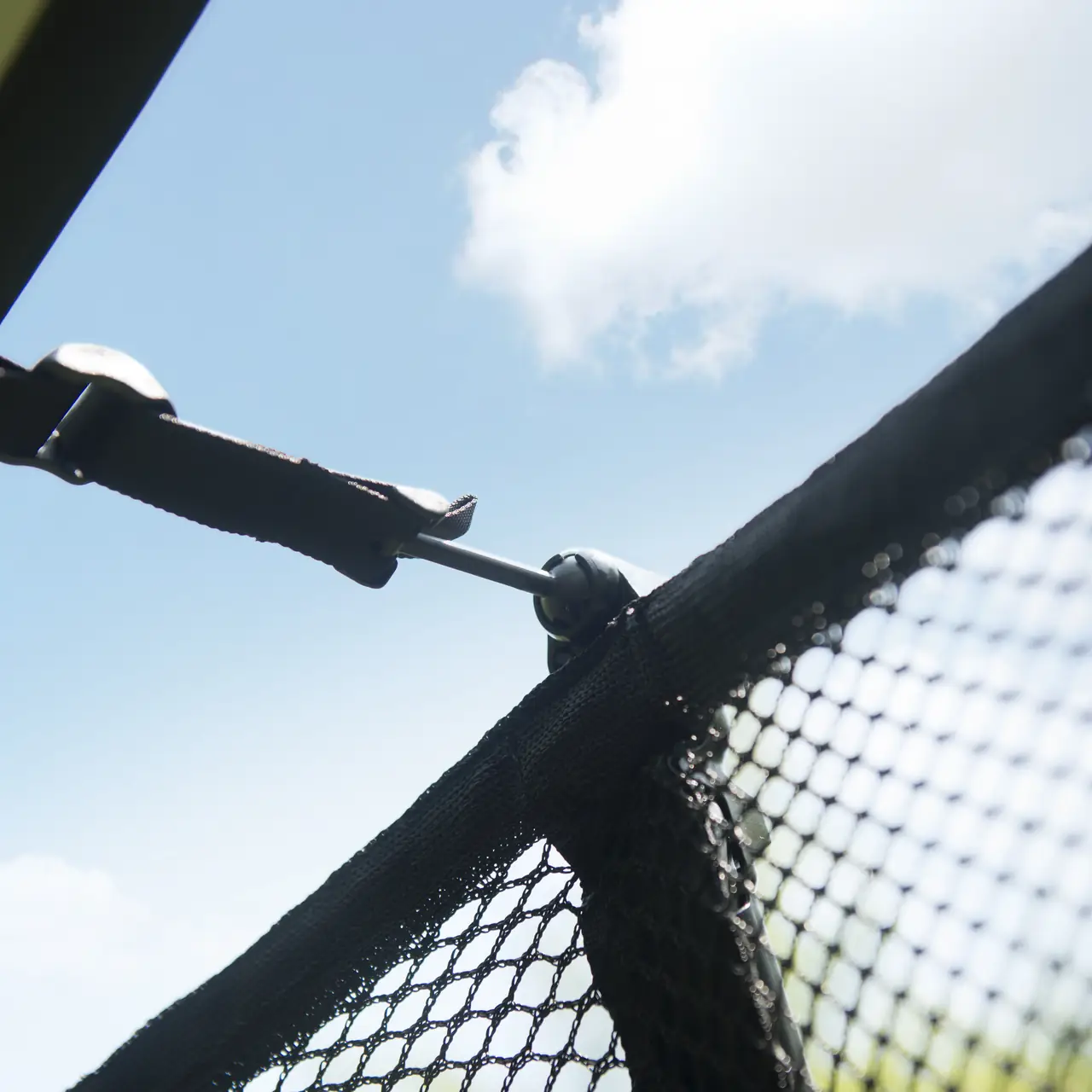 Detail napnutí sluneční clony Springfree u horního okraje sítě