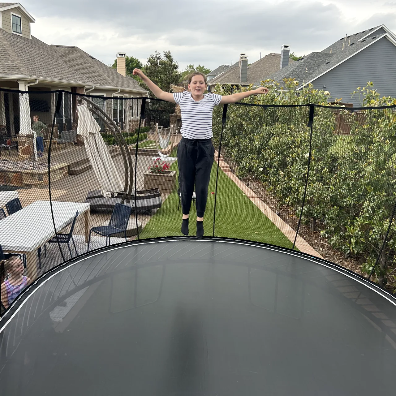 Dítě ve výskoku na trampolíně Springfree Jumbo Oval O200