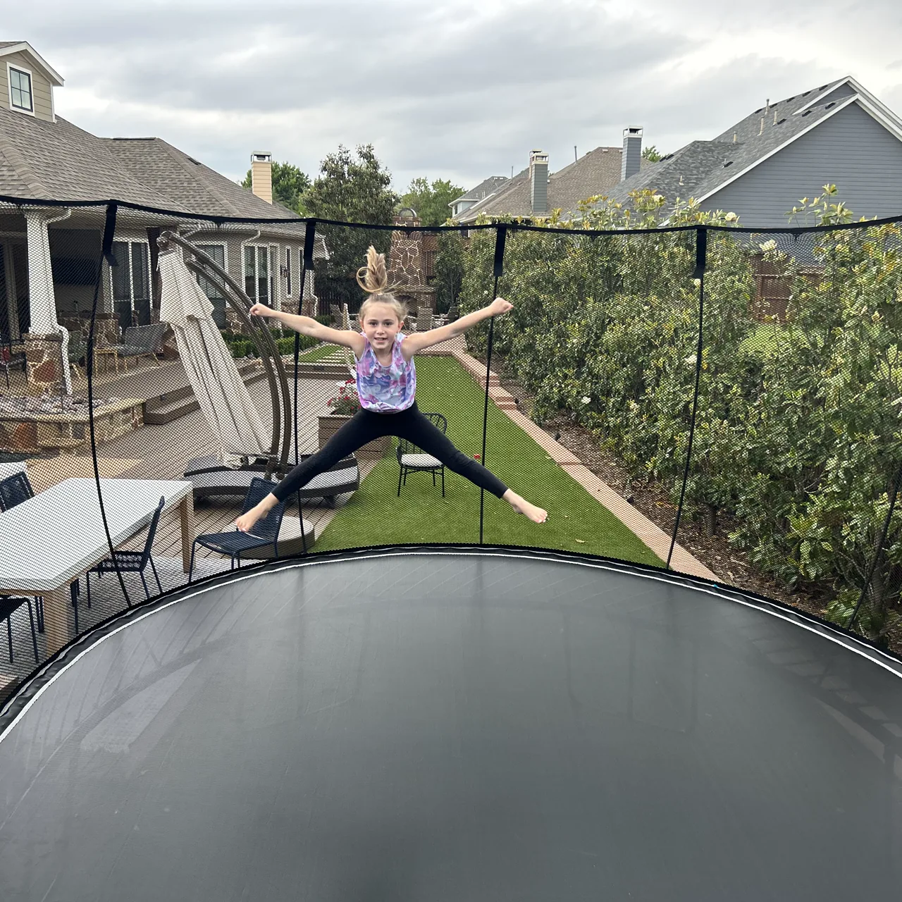 Dívka ve výskoku na trampolíně Springfree Jumbo Oval O200