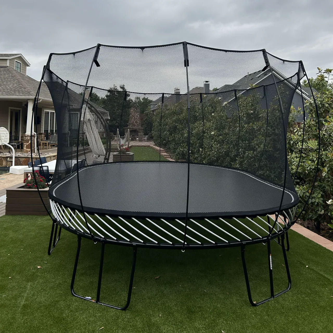 Trampolína Springfree Jumbo Oval O200 na zahradě