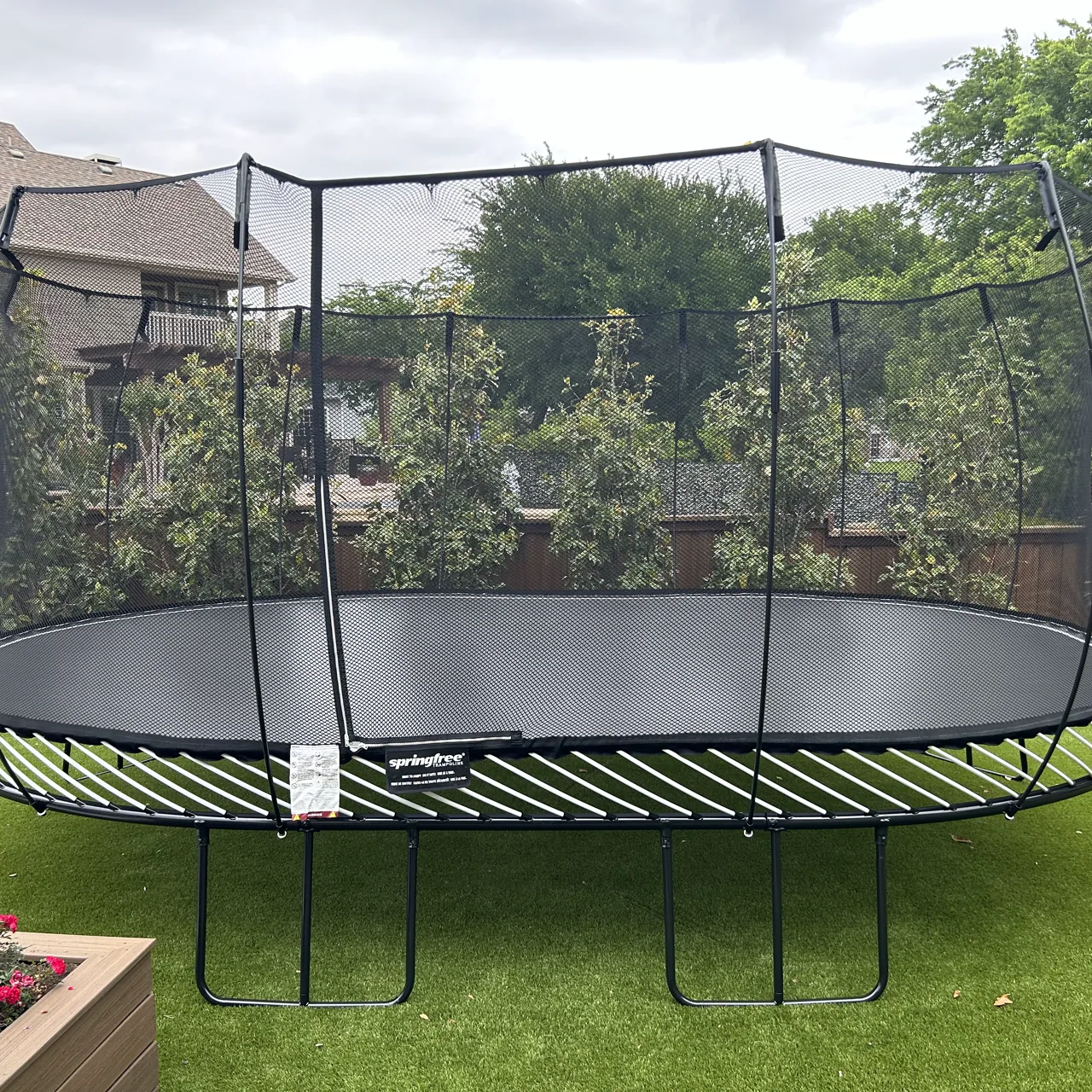 Pohled zepředu na trampolínu Springfree O200 Jumbo Oval