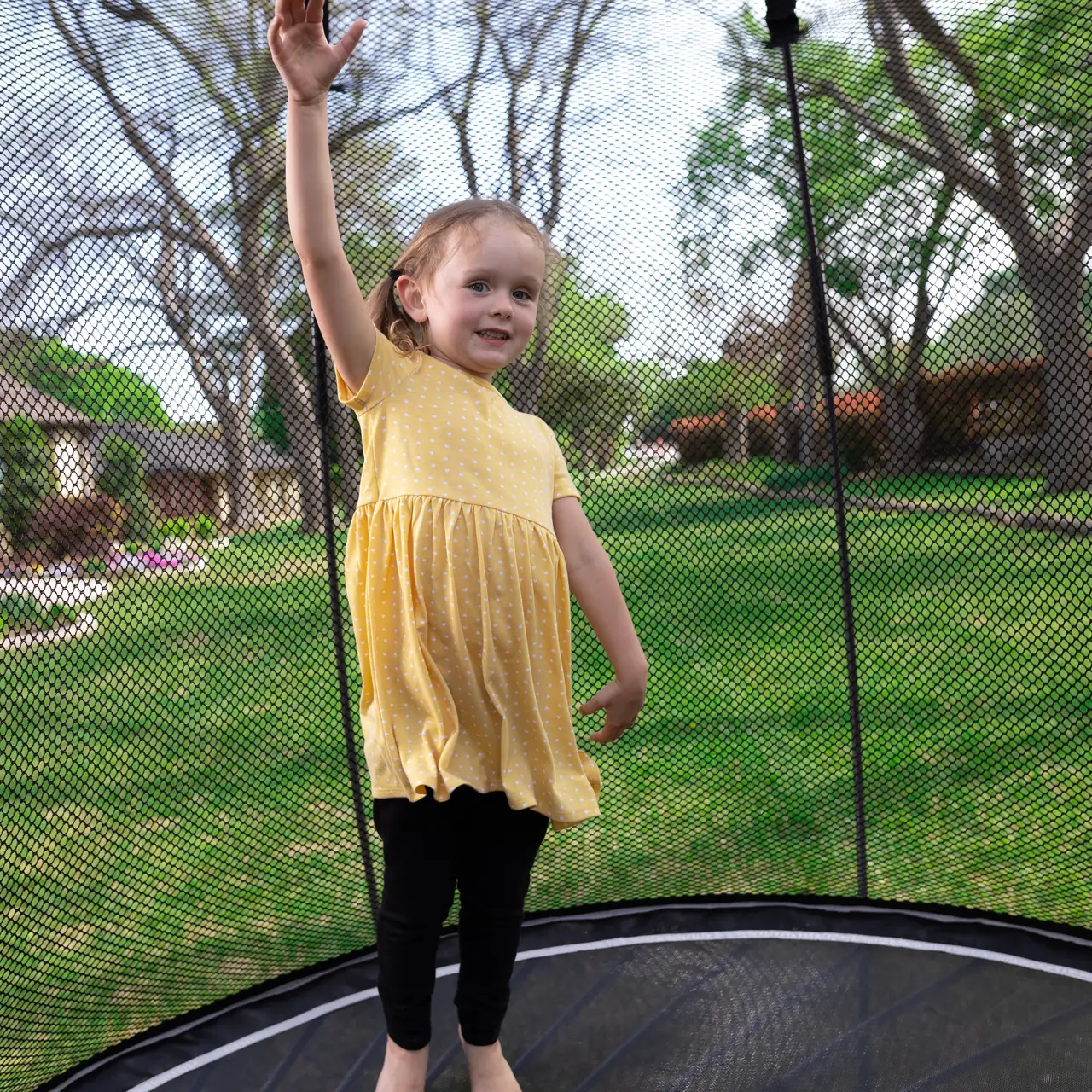 Dítě na trampolíně Springfree Mini Round R30
