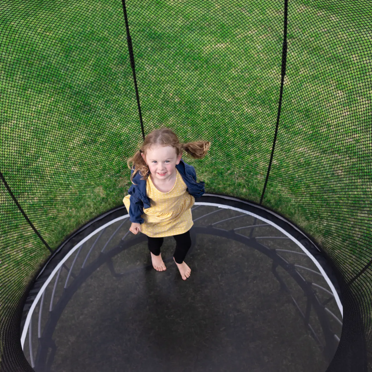 Pohled shora na trampolínu Springfree Mini Round R30