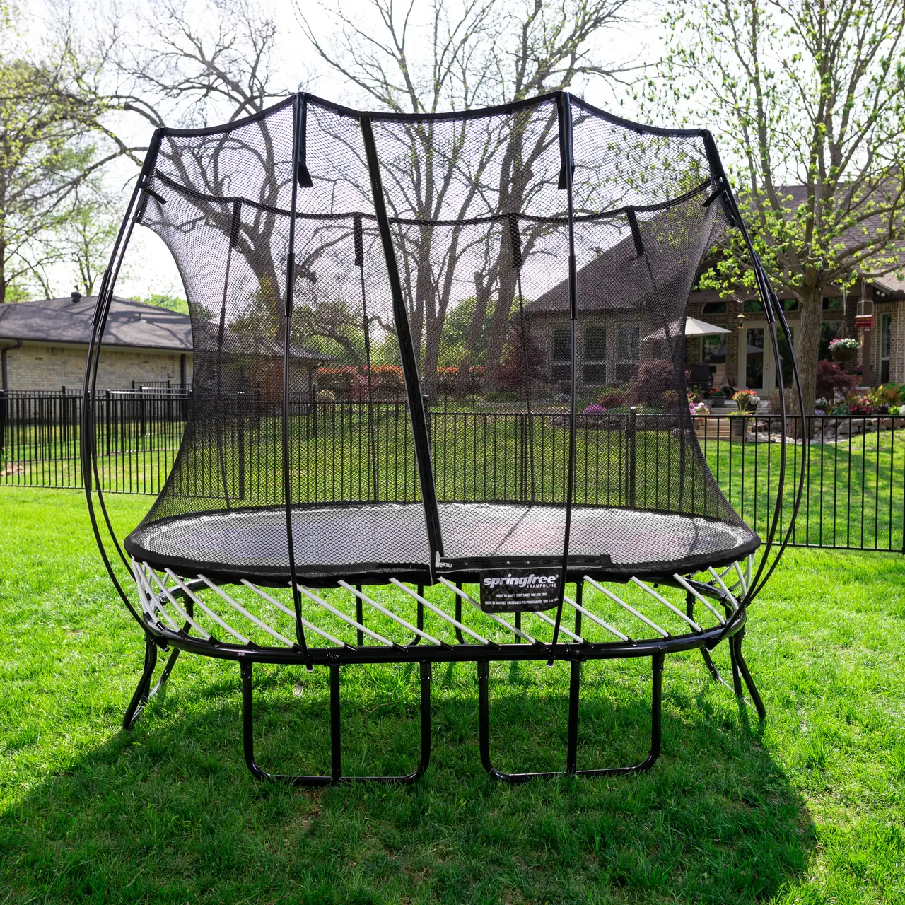 Trampolína Springfree Compact Oval O47 na zahradě