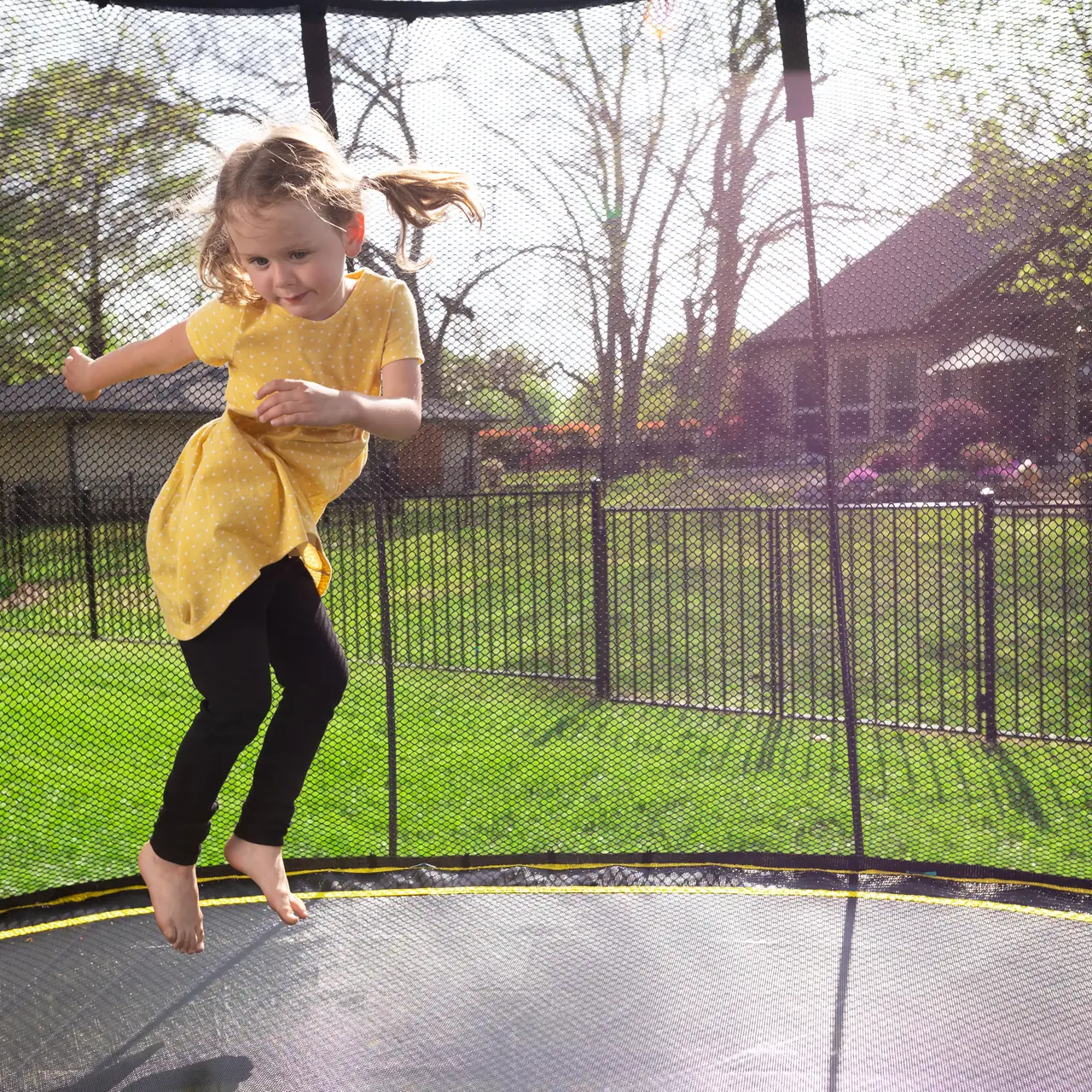 Detail dítěte na trampolíně Springfree Compact Oval O47