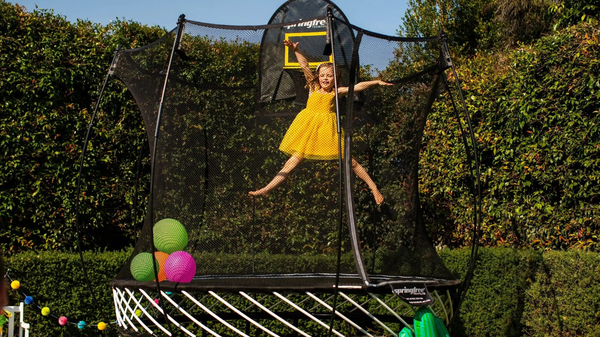 Trampolína Springfree R54 na zahradě