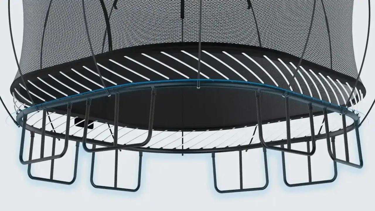 Spodní pohled na Springfree trampolínu se skrytým rámem pod skákací plochou