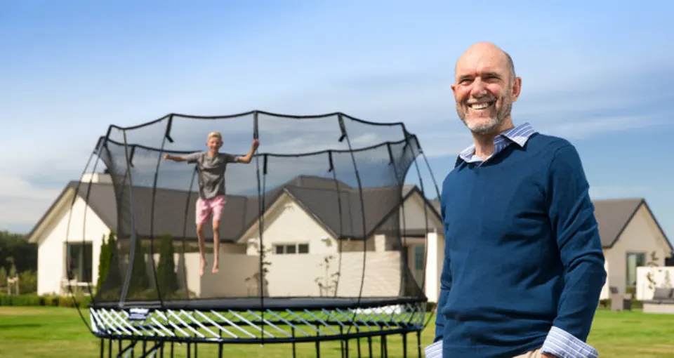 Dr. Keith Alexander u trampolíny Springfree