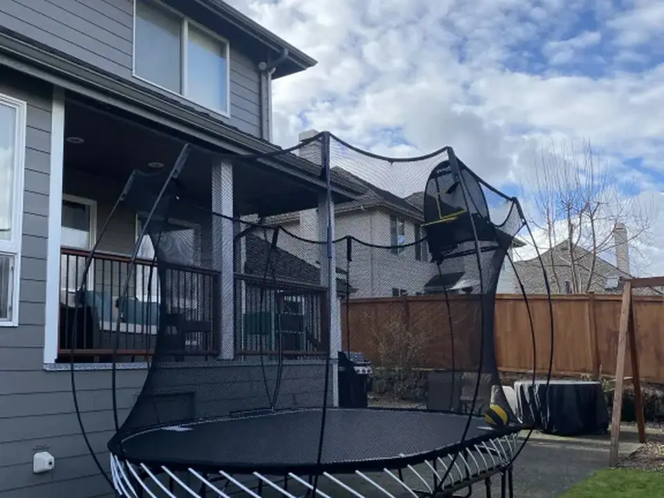 Trampolína Springfree u domu na zahradě